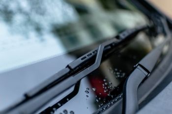 Wycieraczki samochodowe od Jaro-FIltr używane w czasie deszczu w Warszawie